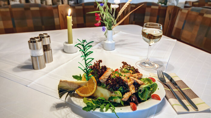 Blattsalate mit Putenbrust im Hotel Gasthof Rössle in Senden bei Ulm